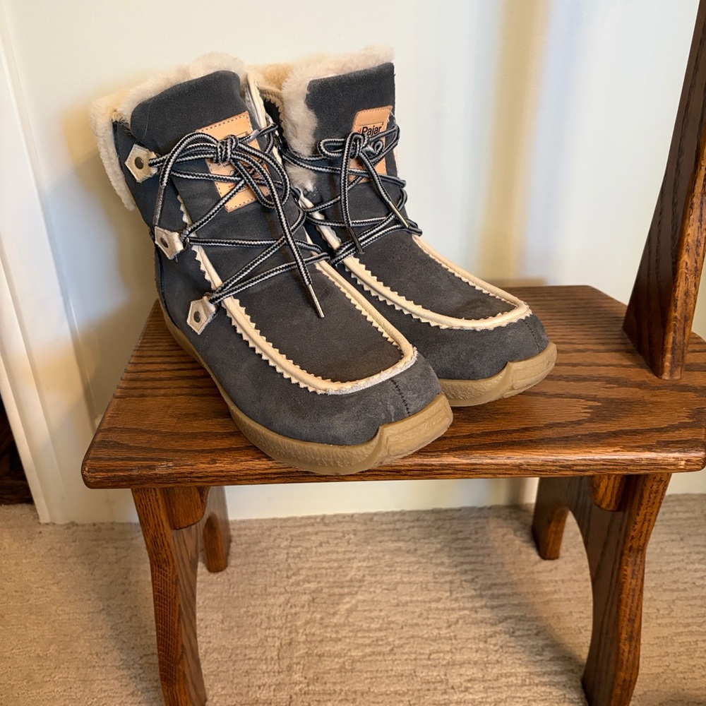 Pajar  Blue and Cream Moccasin Shearling Boots Size 9